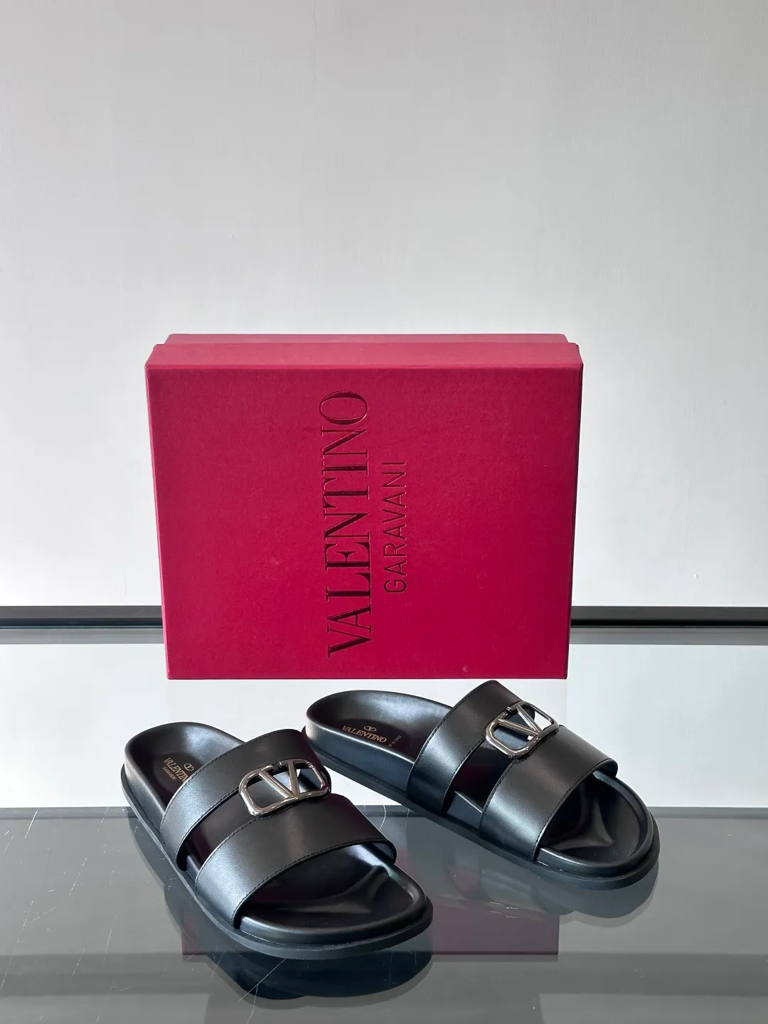 Men's shoes 💰p320 "VALENTINO" Valentino Men's 🧍‍♂️ Spring and summer new style metal rivet flat slippers, elegant sandals, the same style worn by celebrities, original molding, imported calfskin. Rubber outsole. Soft and durable, full set of counter packaging size: 39-44 (customized at 38.45.46)